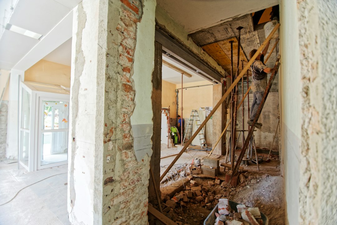 Bâtiment ancien en rénovation illustrant le contexte d’un diagnostic amiante
