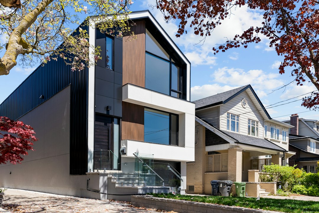 Maison contemporaine illustrant la performance énergétique évaluée par le DPE